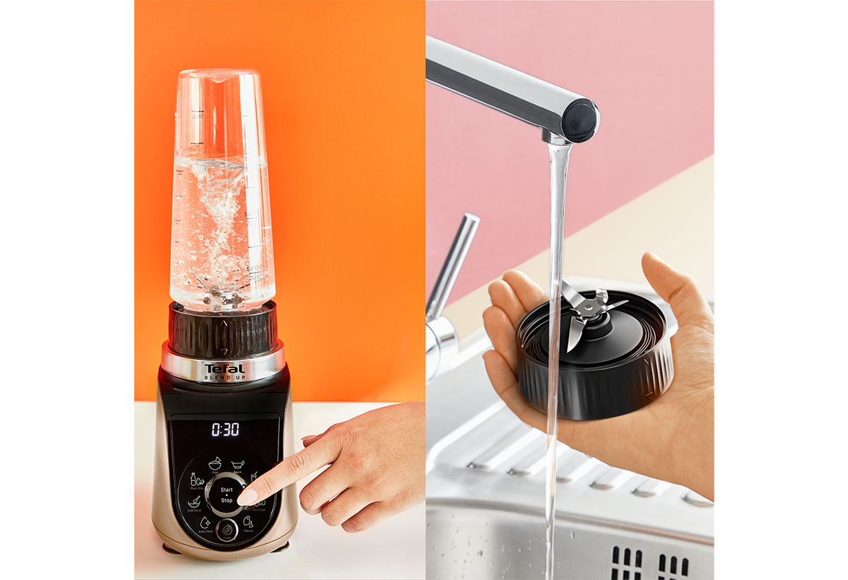 Απεικονίζεται ένας ανθρωπος να πλένει το μπλέντερ.